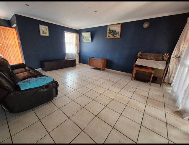 3 BEDROOM TOWNHOUSE FOR SALE IN VANDERBIJLPARK CE 2